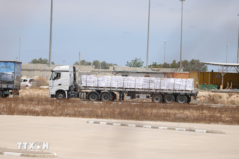 Xe tải chở hàng viện trợ tại cửa khẩu Kerem Shalom ở biên giới Israel và Dải Gaza. (Ảnh: THX/TTXVN)