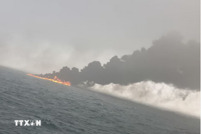 Khói lửa bốc lên tại hiện trường vụ va chạm giữa tàu chở hàng và tàu chở nhiên liệu trên Biển Bắc, ngoài khơi nước Anh ngày 10/3/2025. (Ảnh: Reuters/TTXVN)