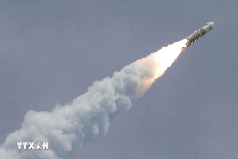 Tên lửa rời bệ phóng tại Trung tâm vũ trụ Tanegashima ở tỉnh Kagoshima (Nhật Bản). (Ảnh: Kyodo/TTXVN)