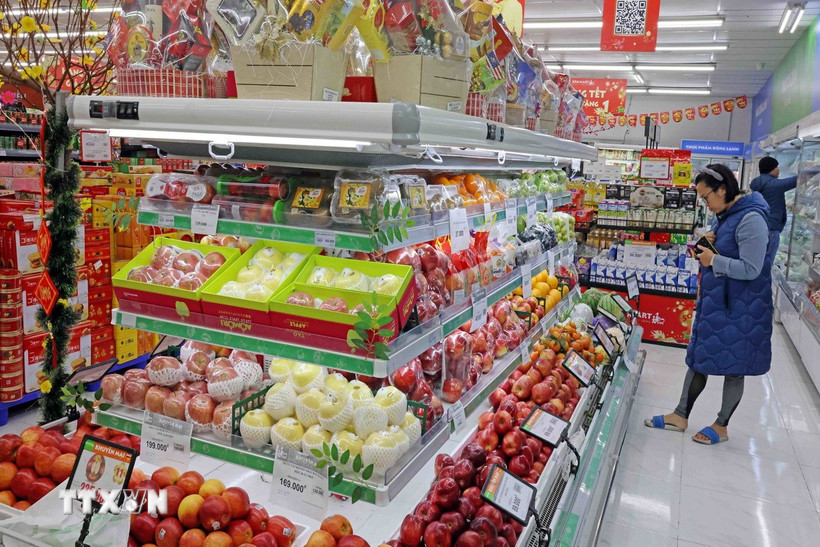 Người tiêu dùng mua sắm tại một siêu thị ở Hà Nội. (Ảnh: Trần Việt/TTXVN)