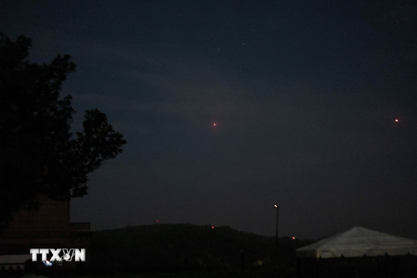 Hệ thống phòng không Ấn Độ đánh chặn các vật thể trên bầu trời tại thành phố Jammu, ngày 9/5/2025. (Ảnh: ANI/TTXVN)