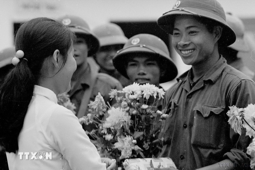 Nữ sinh trường Bồ Đề (Đà Nẵng) tặng hoa chào đón các chiến sỹ vào giải phóng thành phố trong chiến dịch Huế-Đà Nẵng diễn ra từ ngày 21-29/3/1975. (Ảnh: Quang Thành/TTXVN)