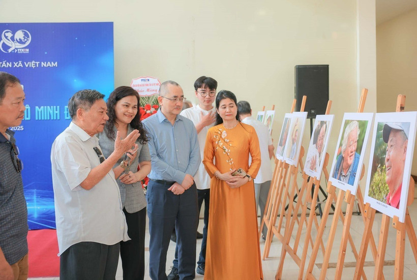 Nhà báo, nghệ sỹ nhiếp ảnh Ngô Minh Đạo giới thiệu những bức ảnh chân dung các nhà báo-phóng viên chiến trường của Thông tấn xã Việt Nam, tại cuộc trưng bày ảnh tại Trung tâm Thông tấn quốc gia (Hà Nội), chiều 23/4/2025. (Ảnh: Hoàng Hiếu/TTXVN)