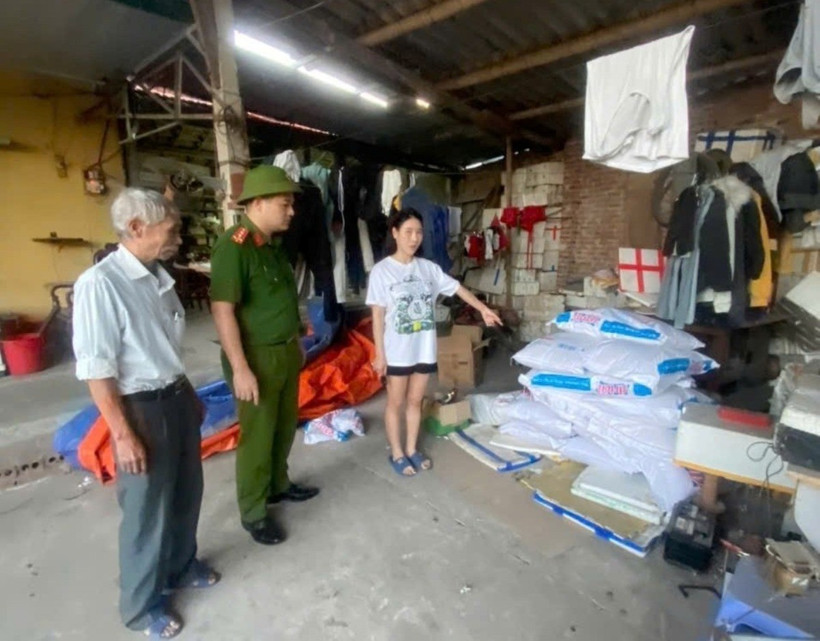 Đối tượng Thảo và tang vật liên quan được tập kết tại ngôi nhà bên cạnh. (Nguồn: Báo Quảng Ninh)