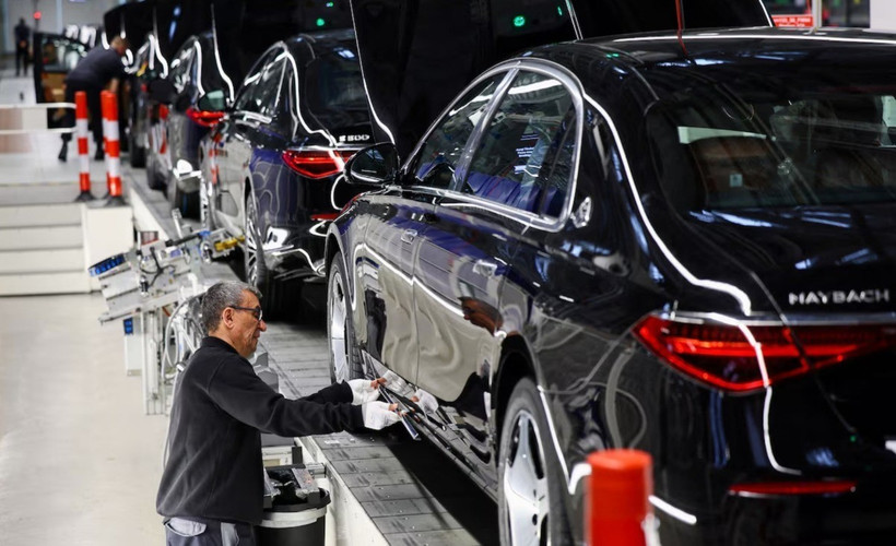 Kỹ sư làm việc trên dây chuyền sản xuất xe ôtô của hãng Mercedes-Benz ở Sindelfingen, gần Stuttgart (Đức). (Ảnh: Reuters/TTXVN)