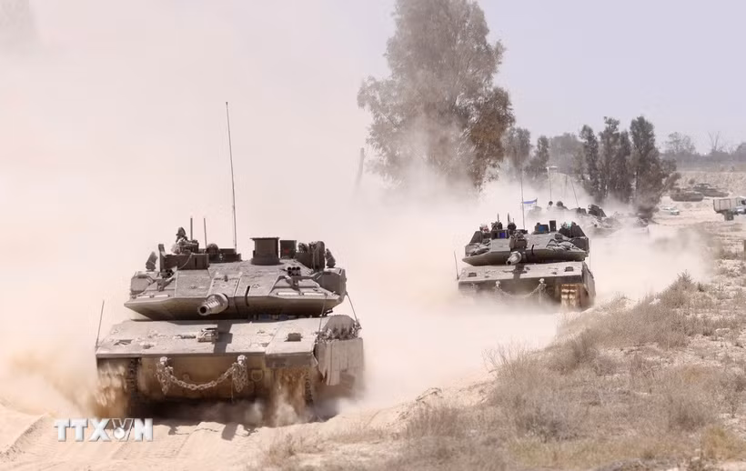 Xe quân sự Israel được triển khai gần biên giới với Dải Gaza ngày 20/5/2025. (Ảnh: THX/TTXVN)
