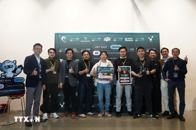 Đội giành giải nhất tại vòng chung kết. (Ảnh: Phạm Tuân/TTXVN)