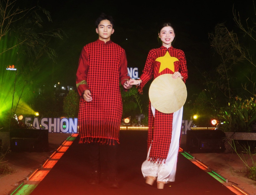 Hình ảnh khăn rằn quen thuộc được sáng tạo trở thành những bộ trang phục độc đáo. (Ảnh: Ánh Tuyết/TTXVN)