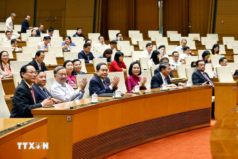 Tổng Bí thư Tô Lâm, Chủ tịch Quốc hội Trần Thanh Mẫn và đại biểu Quốc hội dự lễ công bố. (Ảnh: Doãn Tấn/TTXVN)