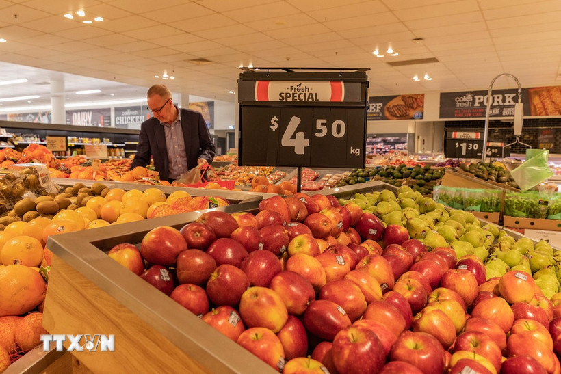 Người tiêu dùng mua sắm tại siêu thị ở Canberra (Australia). (Ảnh: THX/TTXVN)