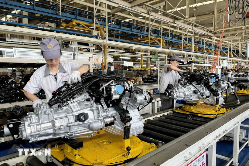 Công nhân làm việc tại dây chuyền lắp ráp ôtô của Tập đoàn ôtô Thành Công, tỉnh Sơn Tây (Trung Quốc). (Ảnh: Công Tuyên/TTXVN)