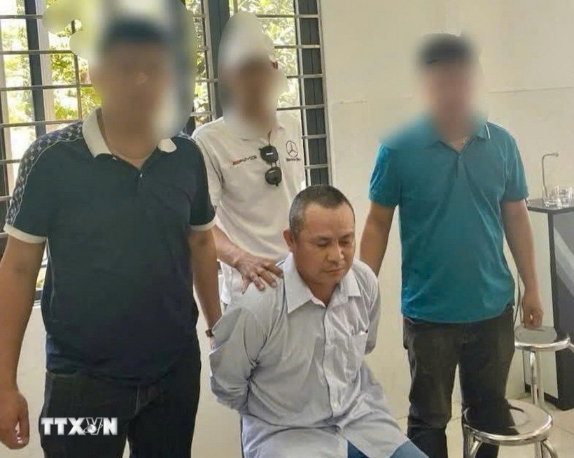 Đối tượng Võ Thế Hùng bị bắt giữ sau một ngày lẩn trốn vì hành vi "Giết người." (Ảnh: TTXVN phát)