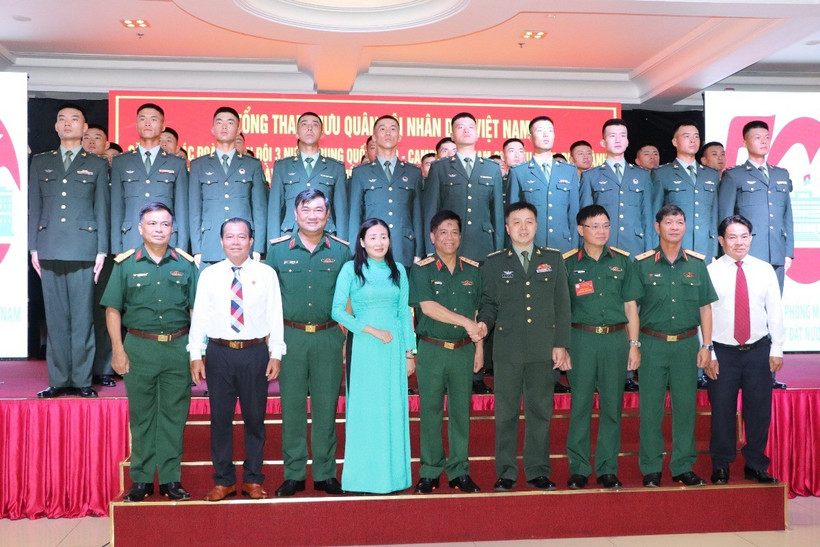 Thượng tướng Nguyễn Văn Nghĩa - Phó Tổng Tham mưu trưởng Quân đội Nhân dân Việt Nam chụp ảnh lưu niệm cùng đoàn Quân Giải phóng Nhân dân Trung Quốc. (Ảnh: Văn Hướng/TTXVN)