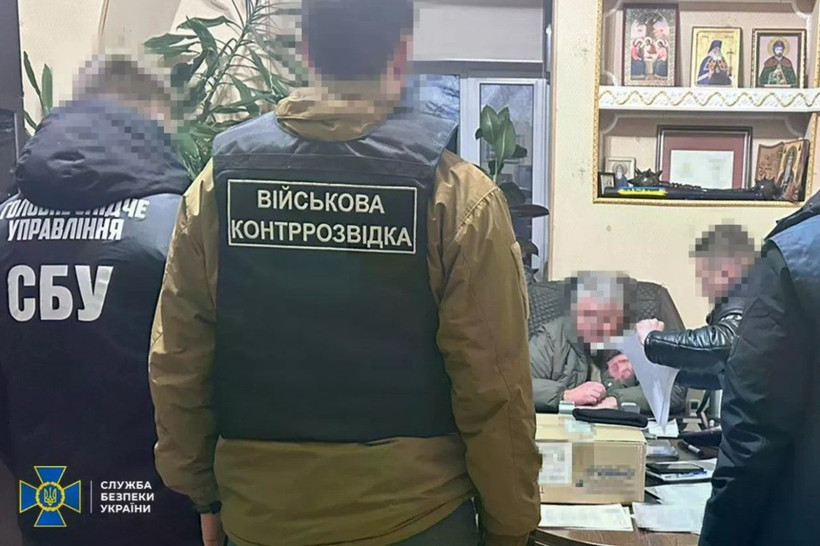 Cơ quan an ninh Ukraine bắt giữ một nhân vật trong lực lượng vũ trang vì nghi ngờ làm giàu bất hợp pháp, trong bức ảnh công bố ngày 21/1/2025. (Nguồn: The Kyiv Independent)