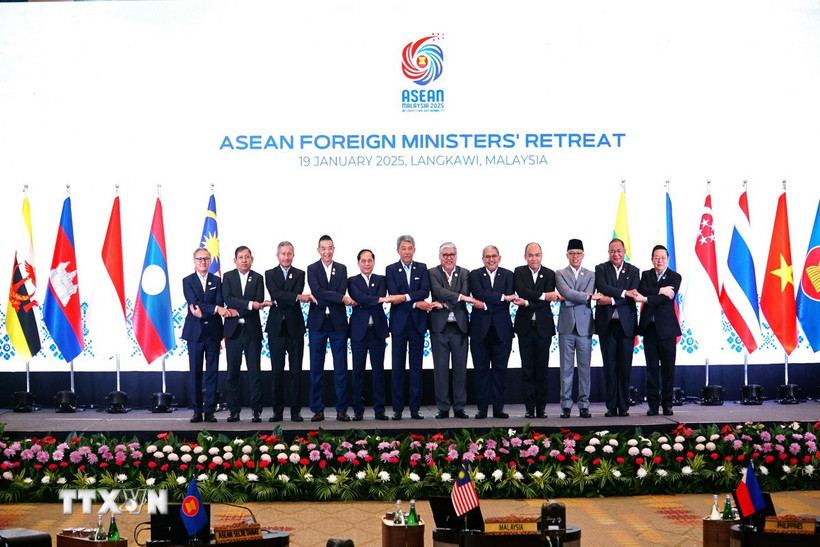 Bộ trưởng Ngoại giao 10 nước thành viên ASEAN cùng Bộ trưởng Ngoại giao Timor-Leste và Tổng Thư ký ASEAN chụp ảnh chung, tại Hội nghị hẹp Bộ trưởng Ngoại giao ASEAN ở Malaysia sáng 19/1/2025. (Ảnh: Hằng Linh/TTXVN)