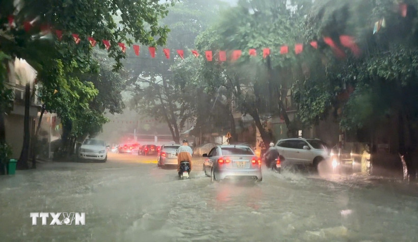 Mưa to, rất to vào đêm 22, rạng sáng 23/5 vừa qua gây ngập úng ở nhiều khu vực ở Tuyên Quang. (Ảnh: Hoàng Hải/TTXVN)