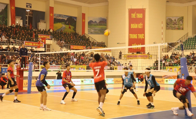Trận chung kết nam diễn ra kịch tính giữa LPBank Ninh Bình (áo đỏ) gặp Biên Phòng. (Ảnh: Thùy Dung/TTXVN)