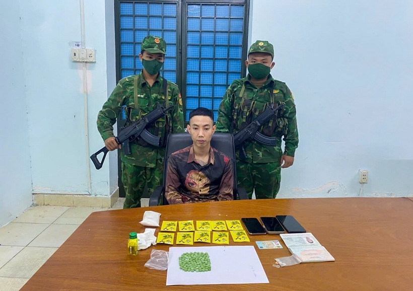 Nguyễn Hồng Quân cùng số ma túy vận chuyển từ Campuchia về Việt Nam. (Ảnh: TTXVN phát)