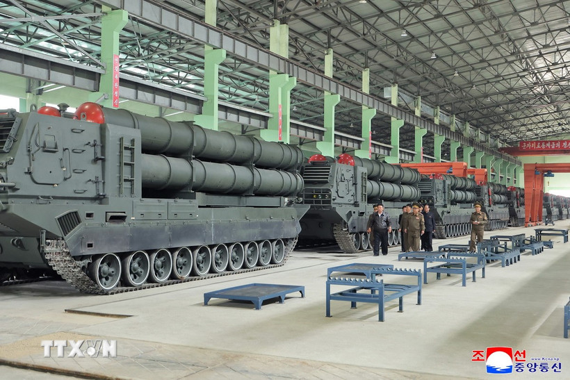 Nhà lãnh đạo Triều Tiên Kim Jong-un thị sát một nhà máy sản xuất pháo phản lực. (Ảnh: KCNA/TTXVN)