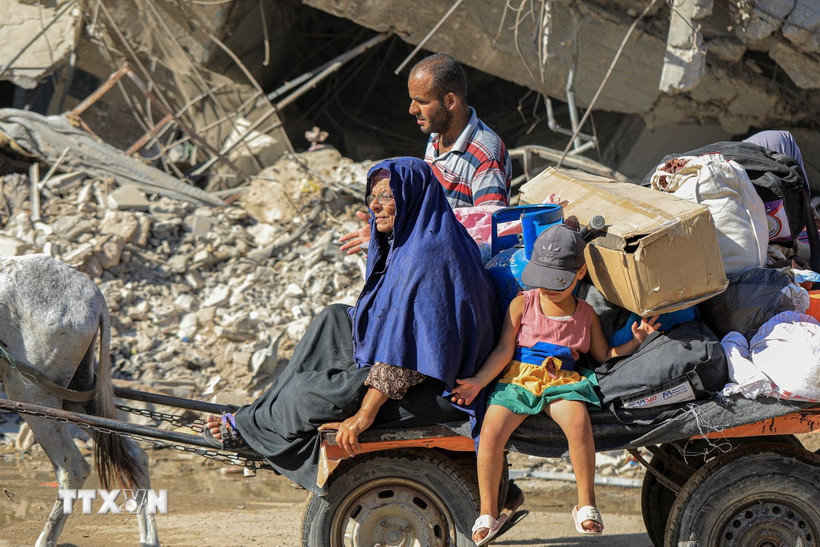 Người dân sơ tán khỏi thành phố Khan Younis, Dải Gaza hồi tháng Tám năm ngoái. (Ảnh: THX/TTXVN)
