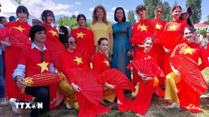 Phó Tổng thống Bulgaria Iliyana Yotova (thứ tư, trái) cùng Đại sứ Việt Nam tại Bulgaria Nguyễn Minh Nguyệt (thứ năm, trái) và các nữ cán bộ đại diện Đại sứ quán Việt Nam trong tà áo dài truyền thống của Việt Nam. (Ảnh: TTXVN)