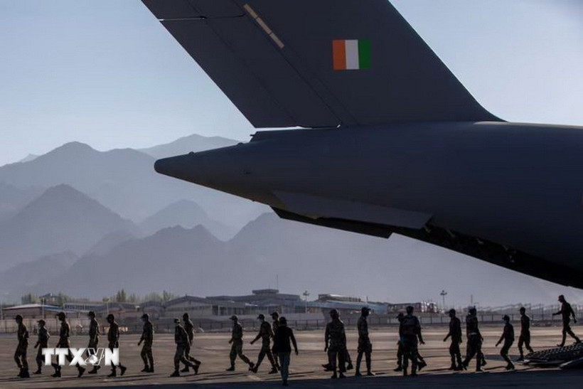 Binh sỹ Ấn Độ lên máy bay vận tải quân sự để tới căn cứ ở Leh thuộc vùng Ladakh. (Ảnh: Reuters/TTXVN)