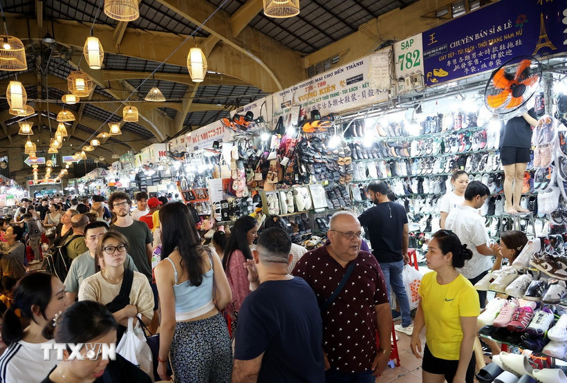 Khách quốc tế tham quan Chợ Bến Thành, biểu tượng du lịch của Thành phố Hồ Chí Minh. (Ảnh: Hồng Đạt/TTXVN)