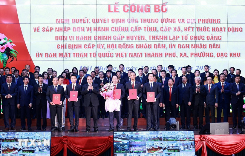 Sáng 30/6, Thủ tướng Phạm Minh Chính trao Quyết định của Bộ Chính trị về việc chỉ định Ban Chấp hành, Ban Thường vụ, Bí thư, Phó Bí thư Thành uỷ Hải Phòng (mới), nhiệm kỳ 2020-2025. (Ảnh: Dương Giang/TTXVN)