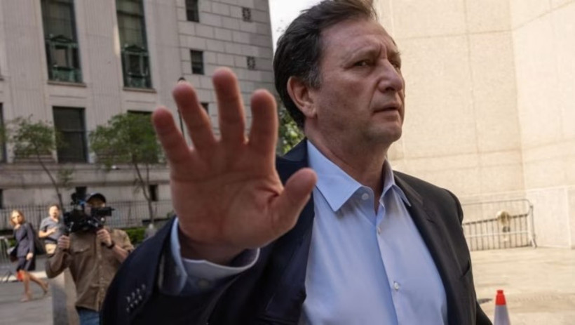 Alex Mashinsky rời tòa án vào ngày 8/5, sau khi bị kết án 12 năm tù. (Nguồn: Bloomberg/Financial Times)