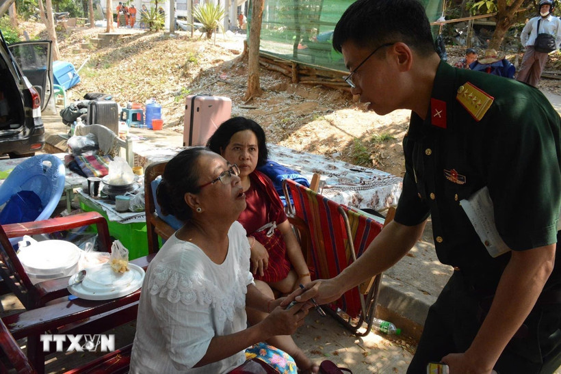 Lực lượng cứu hộ tiếp cận hiện trường khu vực dân cư bị ảnh hưởng bởi động đất ở thủ đô Naypyidaw. (Ảnh: TTXVN phát)