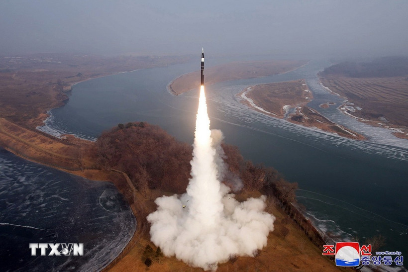 Một vụ phóng thử tên lửa của Triều Tiên. (Ảnh: KCNA/TTXVN)