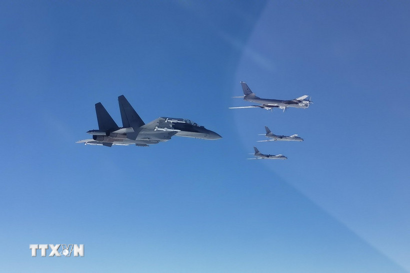 Máy bay của quân đội Trung Quốc và Nga tham gia một cuộc tuần tra chung hồi tháng 11 năm ngoái. (Ảnh: THX/TTXVN)