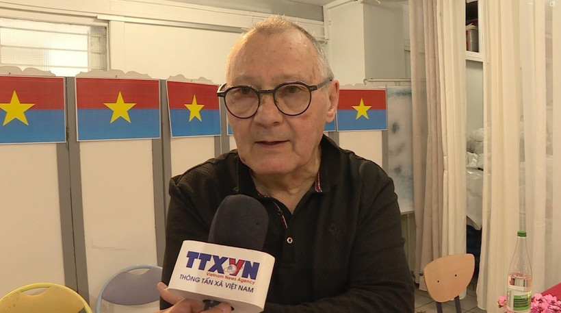 Phỏng vấn nhà sử học Pháp Alain Ruscio. (Ảnh: Đào Dũng/TTXVN)