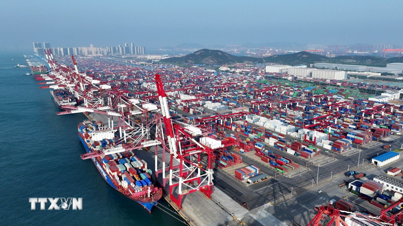 Cảng hàng hóa ở Thanh Đảo, tỉnh Sơn Đông (Trung Quốc). (Ảnh: THX/TTXVN)