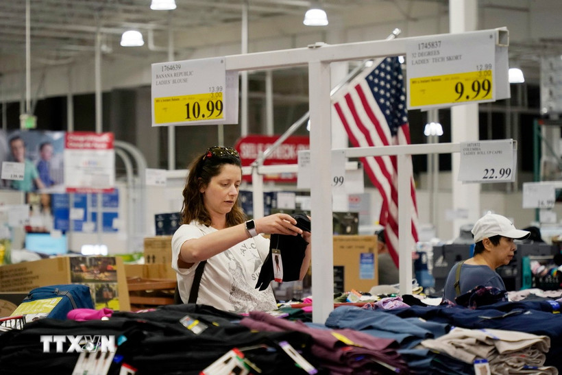 Người dân mua sắm tại siêu thị ở Foster City, California (Mỹ). (Ảnh: THX/TTXVN)