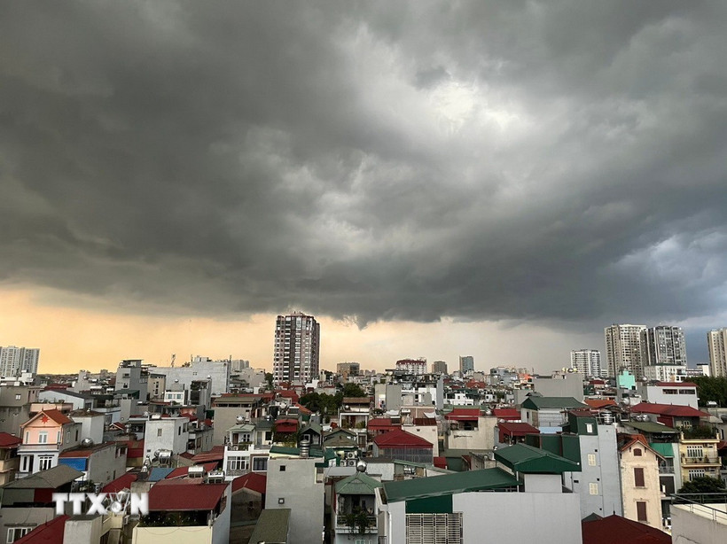 Mây đen phủ kín bầu trời trước một cơn dông ở Hà Nội. (Ảnh: An Đăng/TTXVN)