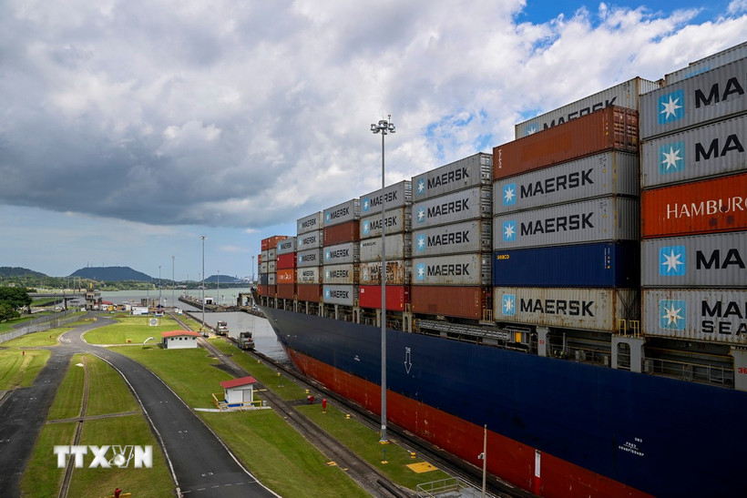 Con tàu di chuyển qua Kênh đào Panama tại Panama City, (Panama). (Ảnh: THX/TTXVN)