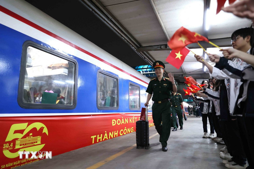 Tối 3/4/2025, tại Hà Nội, lực lượng diễu binh diễu hành bắt đầu cơ động từ ga Hà Nội vào ga Biên Hòa (Đồng Nai) để phục vụ Lễ kỷ niệm 50 năm Ngày Giải phóng miền Nam, thống nhất đất nước. (Ảnh: An Đăng/TTXVN)