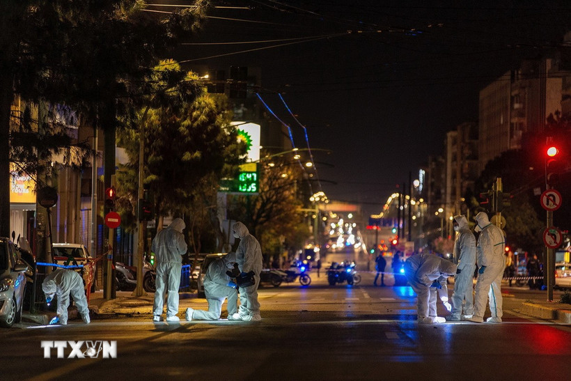 Nhân viên an ninh điều tra tại hiện trường vụ nổ bom bên ngoài văn phòng công ty đường sắt ở Athens (Hy Lạp) ngày 11/4/2025. (Ảnh: THX/TTXVN)