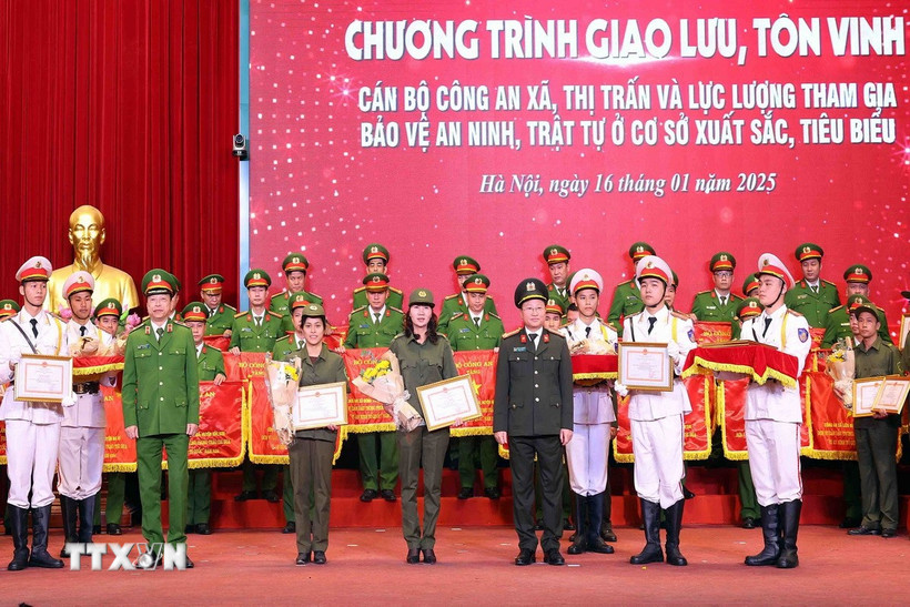 Hà Nội tôn vinh lực lượng bảo vệ an ninh, trật tự ở cơ sở, sáng 16/1/2025. (Ảnh: Phạm Kiên/TTXVN)