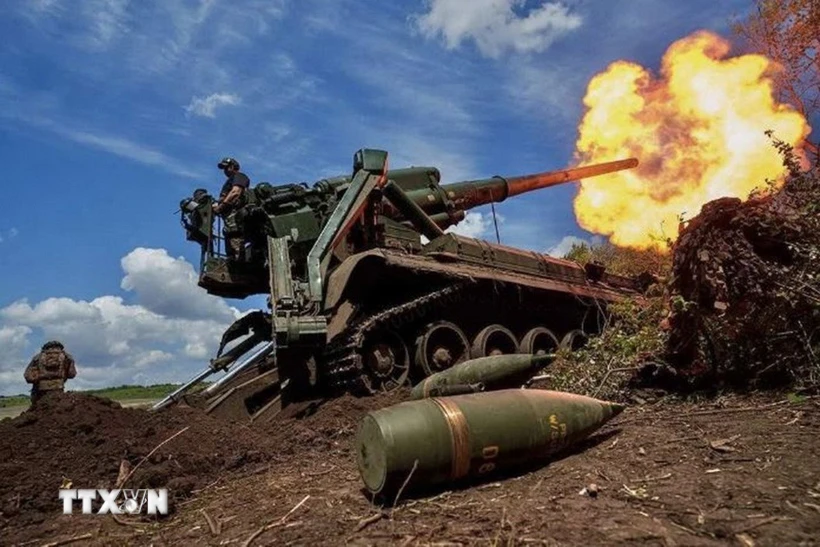 Quân nhân Ukraine nã pháo tự hành 2S7 Pion tại vùng Donetsk về phía mặt trận Nga, ngày 27/9/2024. Ảnh: Reuters/TTXVN