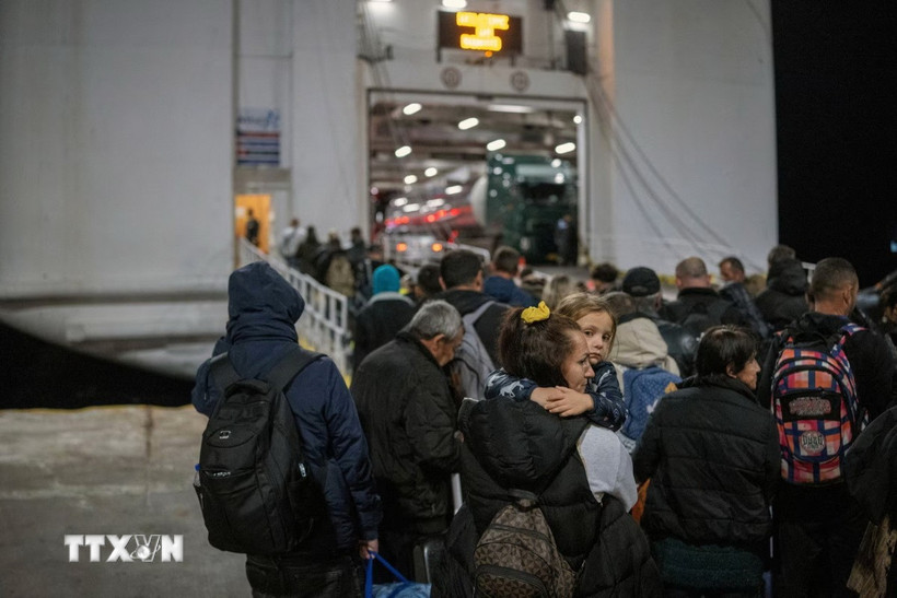 Người dân chờ phà tới Piraeus, sau các trận động đất liên tiếp trên đảo Santorini (Hy Lạp), ngày 4/2/2025. (Ảnh: Reuters/TTXVN)