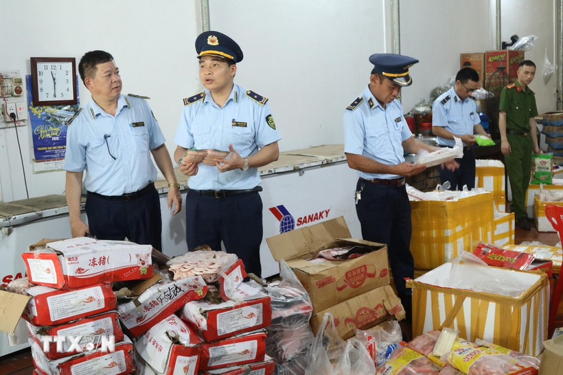Lực lượng quản lý thị trường tỉnh Lạng Sơn kiểm kê, thu giữ số thực phẩm đông lạnh không rõ nguồn gốc, xuất xứ. (Ảnh: Quang Duy/TTXVN)