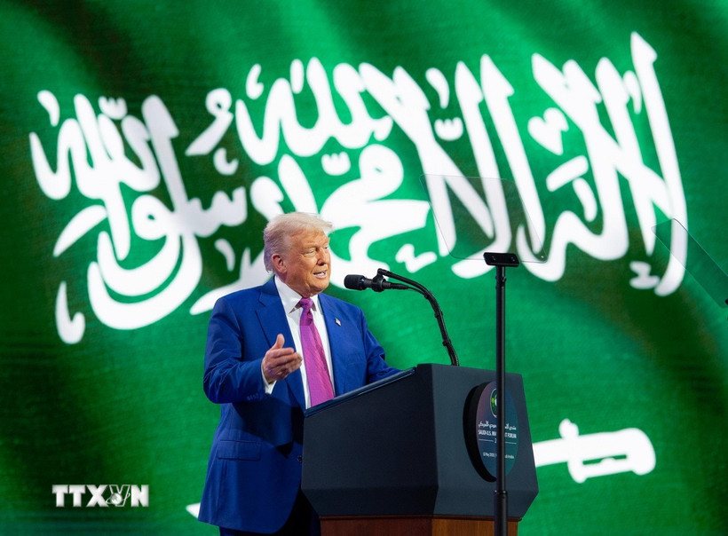 Phát biểu tại diễn đàn đầu tư Mỹ-Saudi Arabia ở Riyadh (Saudi Arabia), Tổng thống Mỹ Donald Trump tuyên bố sẽ dỡ bỏ toàn bộ các lệnh trừng phạt nhằm vào Syria, nhấn mạnh hiện tại “là lúc để Syria tiến về phía trước.” (Ảnh: THX/TTXVN)