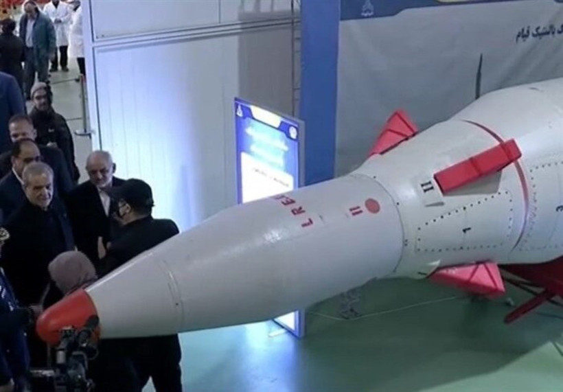 Tên lửa đạn đạo Etemad được giới thiệu tại Tehran (Iran), ngày 2/2/2025. (Ảnh: IRNA/TTXVN)