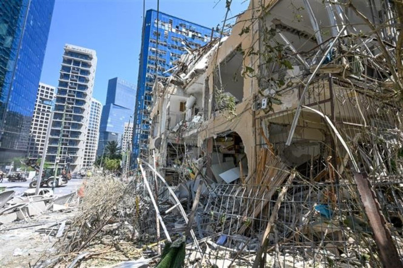 Tòa nhà bị phá hủy sau cuộc tấn công tên lửa tại Ramat Gan (Israel). (Ảnh: THX/TTXVN)