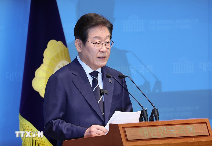 Ông Lee Jae Myung, cựu Chủ tịch đảng Dân chủ (DP) đối lập chính tại Hàn Quốc, phát biểu trong cuộc họp báo ở Seoul ngày 11/4/2025. (Ảnh: Yonhap/TTXVN)