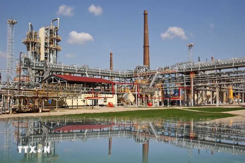 Nhà máy của Công ty hoá dầu Gazprom Neftekhim Salavat ở vùng Bashkortostan, Nga. (Ảnh: TASS/TTXVN)