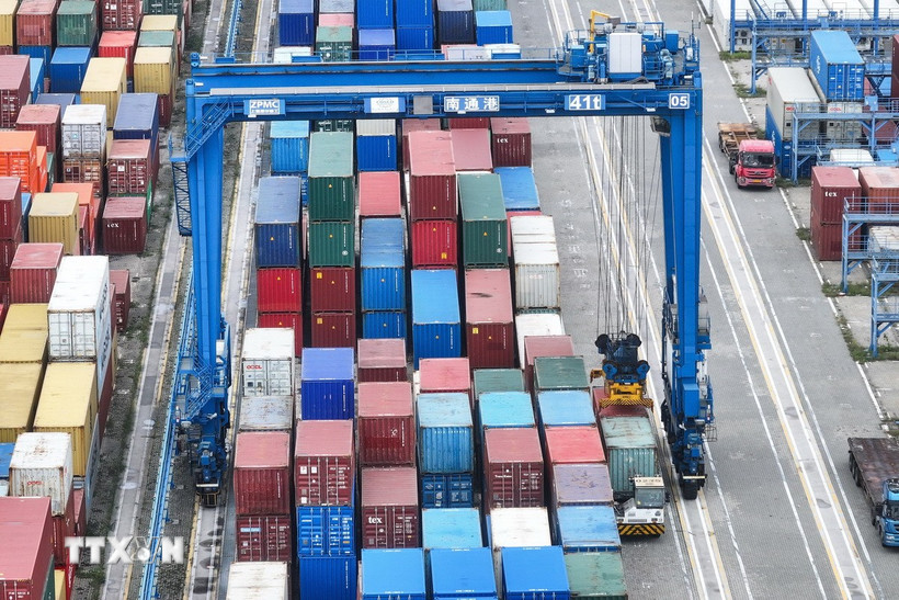 Cảng hàng hóa tại tỉnh Giang Tô (Trung Quốc). (Ảnh: THX/TTXVN)