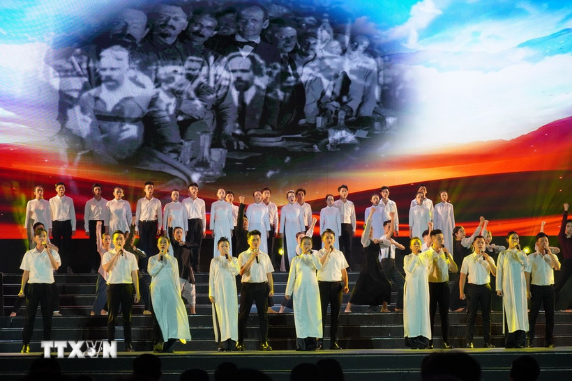 Tiết mục "Chào mừng Đảng Cộng sản Việt Nam" trong Chương trình nghệ thuật “Việt Nam khát vọng hùng cường” diễn ra tối 2/2/2025 (mùng 5 Tết) tại Nhà hát Thành phố, Quận 1 (Thành phố Hồ Chí Minh). (Ảnh: Thu Hương/TTXVN)